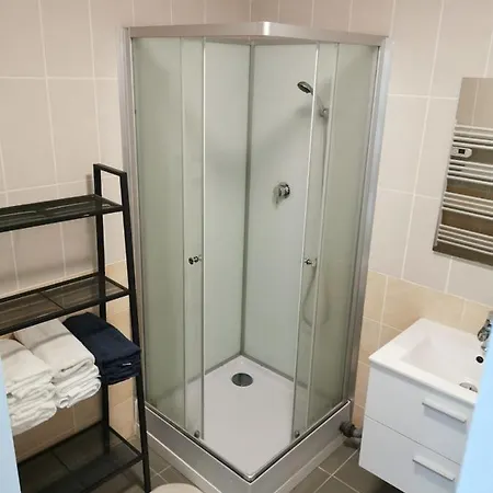 Centre 1 *